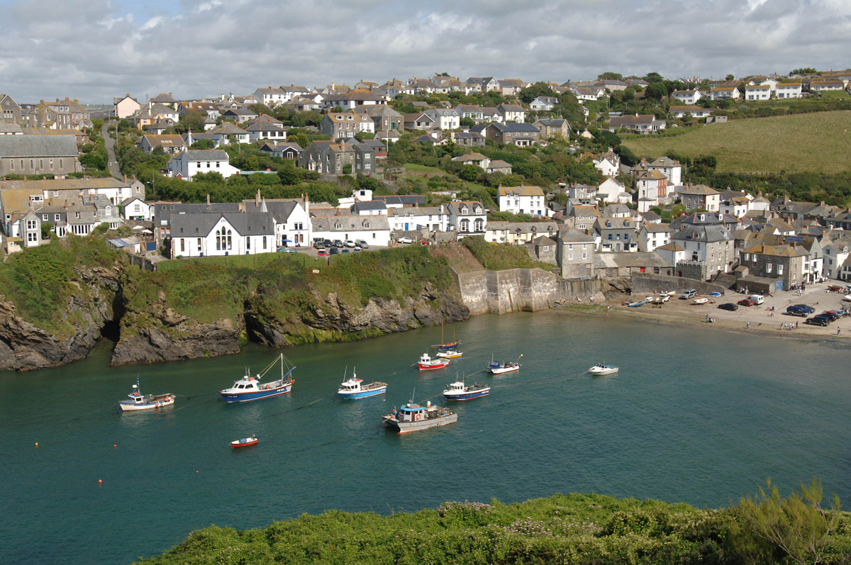 port-isaac-harbour-fishing-boats-doc-martin